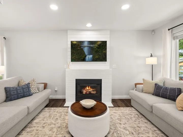 1410 NE Dekum St, photo 3