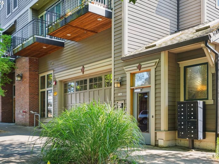 1540 SE Martins St APT D, Portland