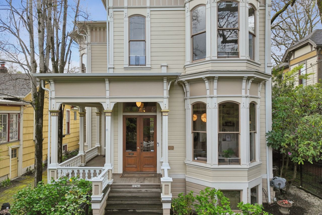2234 NW Johnson Street, the Sprague Marshall Bowie House.